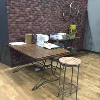 With industrial furniture to round out the concept, the maker space has a really authentic hipster vibe.