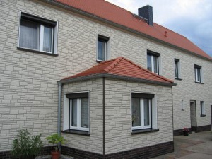 House with Glacier White Nailon Stone Glacier White Nailon Stone