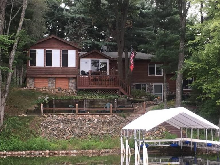 Lakeside home exterior accented with Carlton Fieldstone panels in Summer Tan.